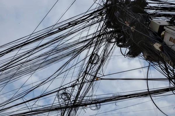 Představte Obrovskou Sbírku Spletitých Elektrických Kabelů Které Svědčí Neuspořádaných Městských — Stock fotografie