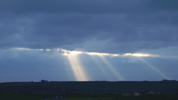 Sol Rompe Nuvens Ilumina Paisagem Vídeo Timelapse Céu Anteriormente Cinzento — Vídeo de Stock