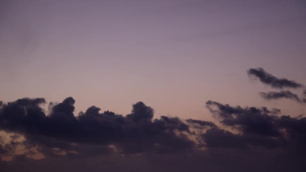 高速飛行雲 背景としてロマンチックな空 ビデオのタイムラプスで満たされた珍しいラベンダーの空 — ストック動画