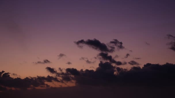 Schilderachtige Donkere Wolken Zweven Lavendel Schemering Hemel Kleurrijke Lucht Als — Stockvideo