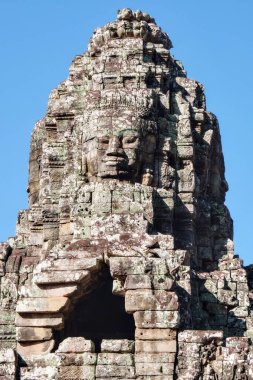 Kamboçya 'daki Khmer Bayon Tapınağı' nın kulelerini süsleyen sanatsal taş insan yüzleri..