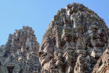 Bayon Tapınağı 'nın kulesinin görüntüsü. Karmaşık taş insan yüzleri sergiliyor..
