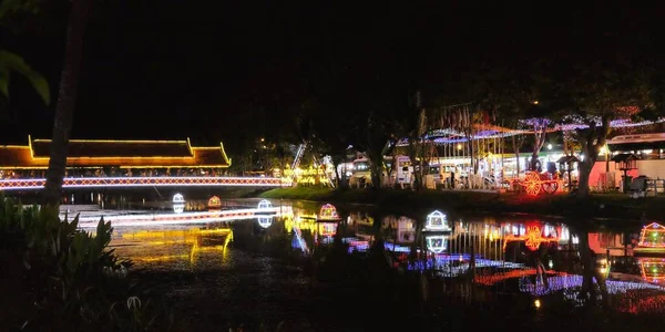 Uma Ponte Iluminada Colorida Sobre Pequeno Rio Cidade Cambojana Siem — Fotografia de Stock