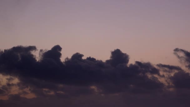 空はラベンダーの独特の色合いで このロマンチックなタイムラプスビデオで見事な視覚表示を作成する高速飛行雲で満たされています — ストック動画