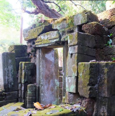 Kamboçya 'da ortaçağ taş kalıntılarının hakim olduğu antik bir yapının kalıntılarını içeren fotoğraf..