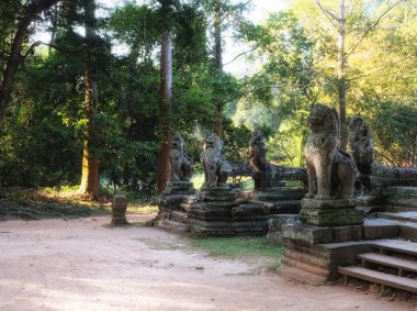 Banteay Kdei Tapınağı 'nın önündeki teras koruyucu aslan şeklinde muhteşem balustrades içeriyor..