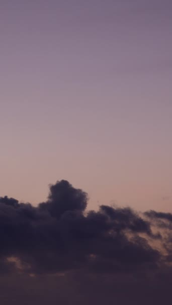 Tegen Achtergrond Van Een Ongewone Lavendelhemel Creëren Snel Bewegende Wolken — Stockvideo