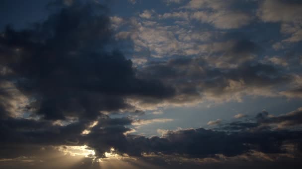 Les Rayons Soleil Brillent Travers Épais Nuages Dans Ciel Bleu — Video