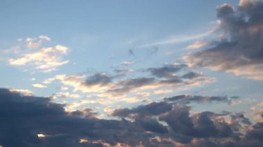 Bir video zaman çizelgesi İrlanda kış gökyüzünün çarpıcı güzelliğini yakalar, kümülüs bulutları tarafından vurgulanır ve gökyüzü arka planında pembe bir iz bırakır..