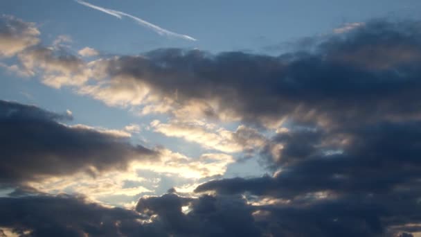 Швидко Рухаються Кумульські Хмари Дрейфують Чистому Блакитному Небі Сонце Виливає — стокове відео
