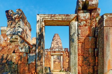 Doğu Mebon, Kamboçya 'nın antik taş kalıntıları üzerinde engin, berrak, bulutsuz gökyüzünü yansıtan bir görüntü..