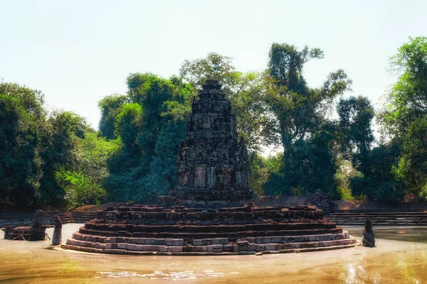 该纪念碑最初是一座印度教皇家庙宇 后来与佛教的象征联系在一起 位于巴莱市中心的一个岛上 重建了神圣的喜马拉雅山阿纳瓦塔帕塔湖 — 图库照片