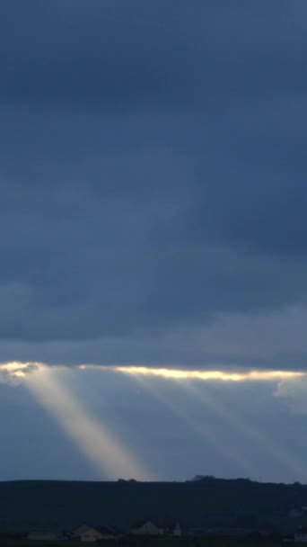 Stralen Van Zonlicht Dringen Door Bewolkte Hemel Verlichten Het Landschap — Stockvideo