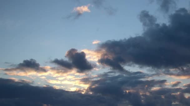 Πυκνά Σύννεφα Στο Χειμερινό Ιρλανδικό Ουρανό Έχουν Μια Πανέμορφη Ροζ — Αρχείο Βίντεο