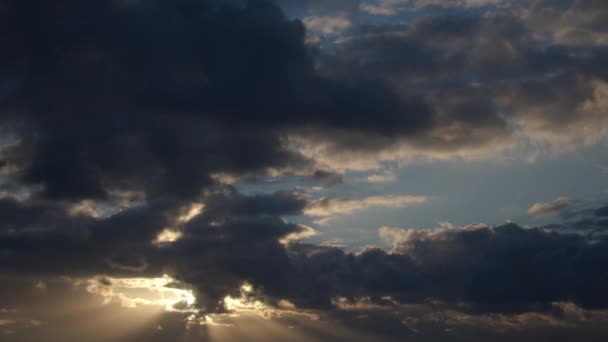 Soleil Traverse Les Nuages Dans Ciel Bleu Vif Nuages Mouvement — Video