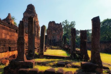 Ayrıntılı görüntü terk edilmiş Hindu tapınağının avlusundaki yıpranmış sütunları gösteriyor, Pre Rup.