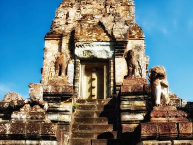 Pre Rup 'ın yan tapınağını gösteren ayrıntılı bir resim. Khmer İmparatorluğu' nun mimari maharetinin muhteşem bir kanıtı..