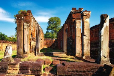 Pre Rup tapınağının avlusundaki sütunlar gibi antik mimari öğeleri gösteren yüksek çözünürlüklü enstantane..