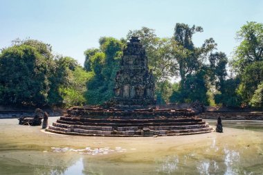 Jayataka anıtı, aslen bir Hindu kraliyet tapınağı ve daha sonra Baray 'daki kutsal Himalaya Gölü Anavatapta' yı taklit eden bir adada bulunan Budist sembolleriyle ilişkilendirilmiş..