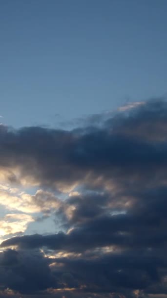 Vacker Utsikt Över Fluffiga Cumulus Moln Dansar Den Blå Himlen — Stockvideo