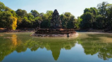Jayataka Anavatapta Gölü 'nün kutsal Himalaya gölünü taklit eden, Baray' daki bir adada bulunan Budist sembolleriyle ilişkilendirilmiş tarihi bir Hindu kraliyet tapınağı..