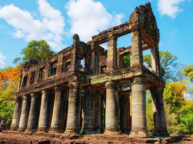 Antik sütun, sütunları olan antik bir Khmer binasının kalıntıları, Preah Khan.