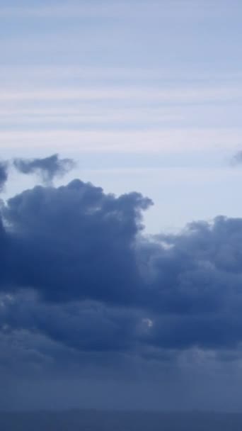 Impresionante Video Vertical Nubes Cúmulos Movimiento Rápido Durante Serena Hora — Vídeo de stock