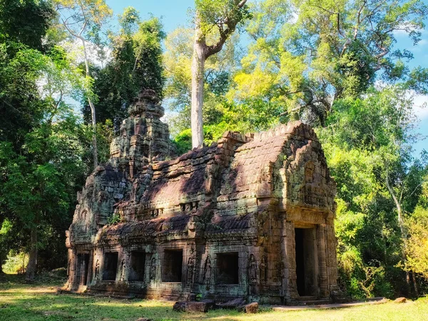 忘れられた美しさ カンボジアの森に囲まれた古い放棄されたクメールの建物 中世のアジア建築の注目すべき記念碑 かつては家 — ストック写真