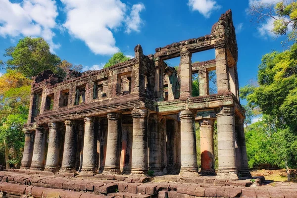 Elegância Intemporal Colunata Antiga Ruínas Edifício Khmer Adornado Com Colunas — Fotografia de Stock
