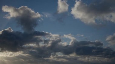 Sabah mavi gökyüzü hızlı kümülüs bulutlarıyla doludur. Arkaplan olarak bulutlu gökyüzü, zaman ayarlı video.