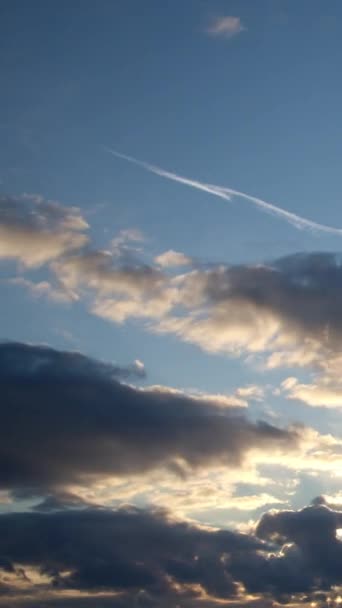 Nubes Cúmulos Flotando Cielo Azul Brillante Con Luz Del Sol — Vídeos de Stock