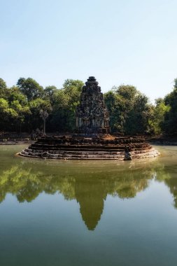 Jayataka Anavatapta Gölü 'nün kutsal Himalaya Gölü' nü temsil eden Baray 'daki bir adada Budist sembolleri bulunan bir Hindu kraliyet tapınağı..