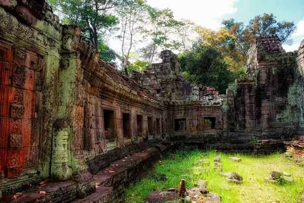 歴史のエコー かつては壮大なカンボジアの中世の建物の断片 現在は風景における古代建築の遺跡 — ストック写真