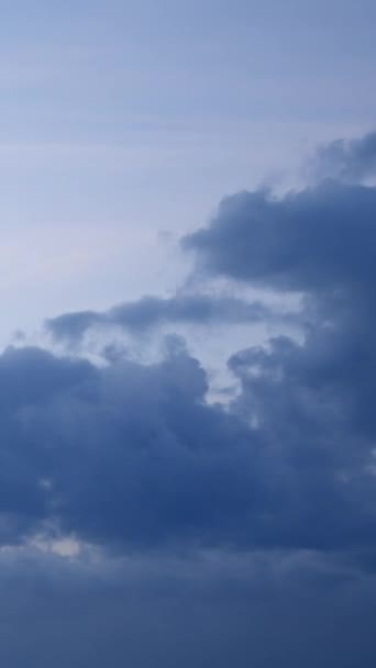 Hermoso Video Vertical Que Muestra Rápido Movimiento Las Nubes Cúmulos — Vídeos de Stock
