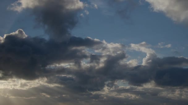 Голубое Утреннее Небо Заполнено Быстро Движущимися Кучевыми Облаками Облака Служат — стоковое видео