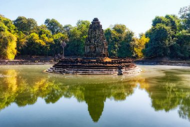 Jayataka anıtı, eski bir Hindu kraliyet tapınağı. Budist sembolleri ile ilişkilendirilmiş, bir adanın ortasında, kutsal Himalaya Gölü Anavatapta 'yı yansıtıyor..