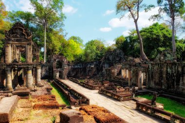 Geçmişi keşfetmek: Kamboçya ormanları arasında ünlü antik kalıntılar, Khmer mimarisinin anıtları ve Doğu medeniyetlerinin kalıcı mirası.
