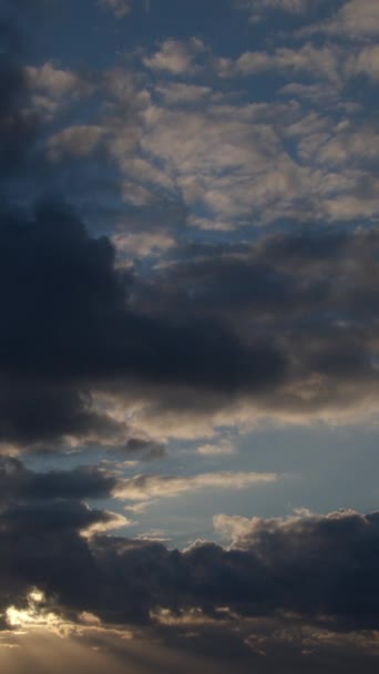 Raios Sol Rompem Espessas Nuvens Céu Azul Claro Rapidamente Movendo — Vídeo de Stock