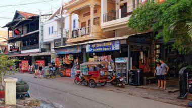 Siem Reap, Kamboçya, 22 Aralık 2018. Tuk tuk, küçük bir Kamboçya dükkanının yakınına park etmiş. Tipik bir Asyalı hayatı sahnesi..