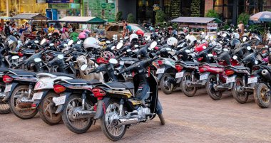 Siem Reap, Kamboçya, 22 Aralık 2018. Asya 'da sık rastlanan bir manzara: motosikletler düzgün park edilmiş..
