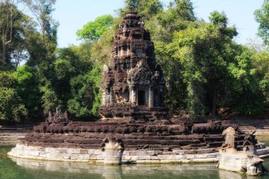 Aslen Hindu kraliyet tapınağı olan Jayataka anıtı şimdi Baray 'da bulunan kutsal Himalaya Gölü Anavatapta' yı andıran Budist sembolleriyle süslenmiş..