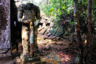 Kamboçya 'daki Khmer harabeleri yakınlarında hasar görmüş antik bir heykel..