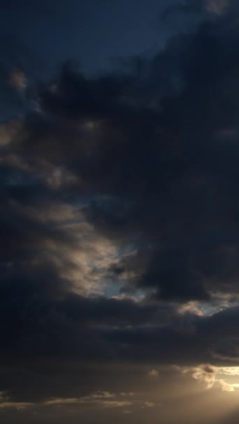 Lumière Soleil Brille Travers Les Nuages Dans Ciel Bleu Nuages — Video