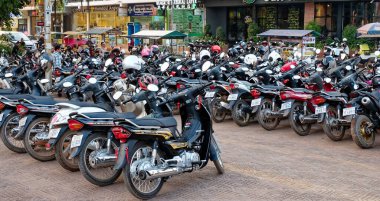 Siem Reap, Kamboçya, 22 Aralık 2018. Meşgul Asyalı park yeri motosiklet ve scooterlarla dolu..