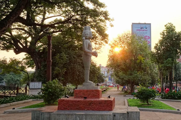 カンボジア シェムリアップ 2018年12月22日 サンセットの神性 都市公園のヒンドゥー教の神の彫刻的な描写は 日没で魅惑的な光で生きています — ストック写真