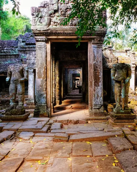 Tidsburna Vaktposter Två Skadade Antika Skulpturer Flankerar Preah Khans Medeltida — Stockfoto