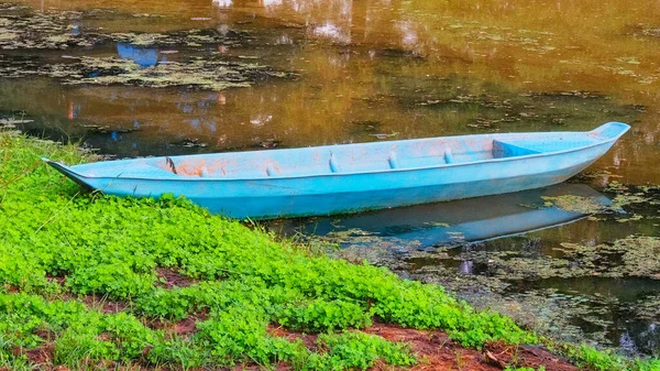 Ein Blaues Boot Grünen Ufer Eines Schlammigen Flusses Landschaft — Stockfoto