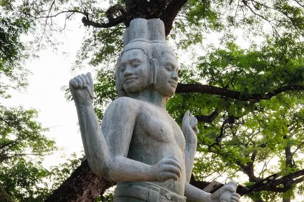 Fyrarmad Hinduisk Gudom Med Flera Ansikten Skulpterad Kambodja — Stockfoto