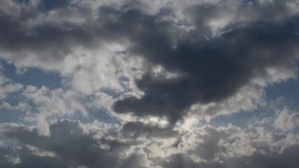 Fluffy Witte Wolken Bewegen Snel Heldere Blauwe Middaghemel Die Tijdelijk — Stockvideo