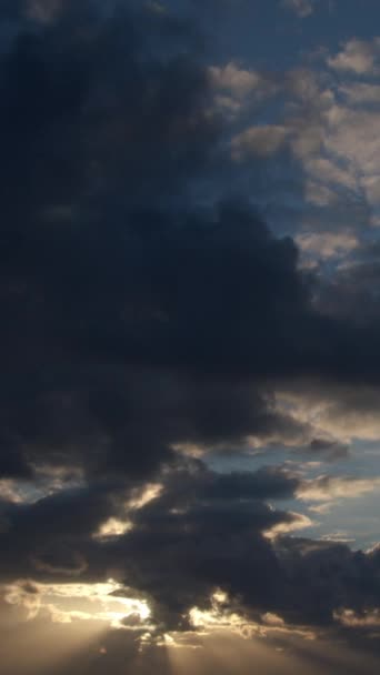 Słońce Wyłania Się Zza Chmur Niebieskim Niebie Szybko Poruszając Chmury — Wideo stockowe